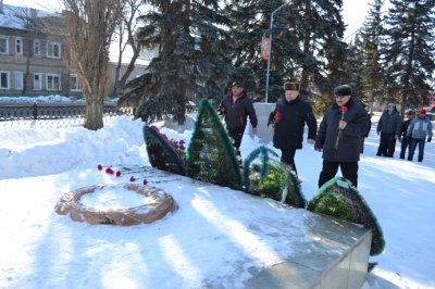 Возложили живые гвоздики